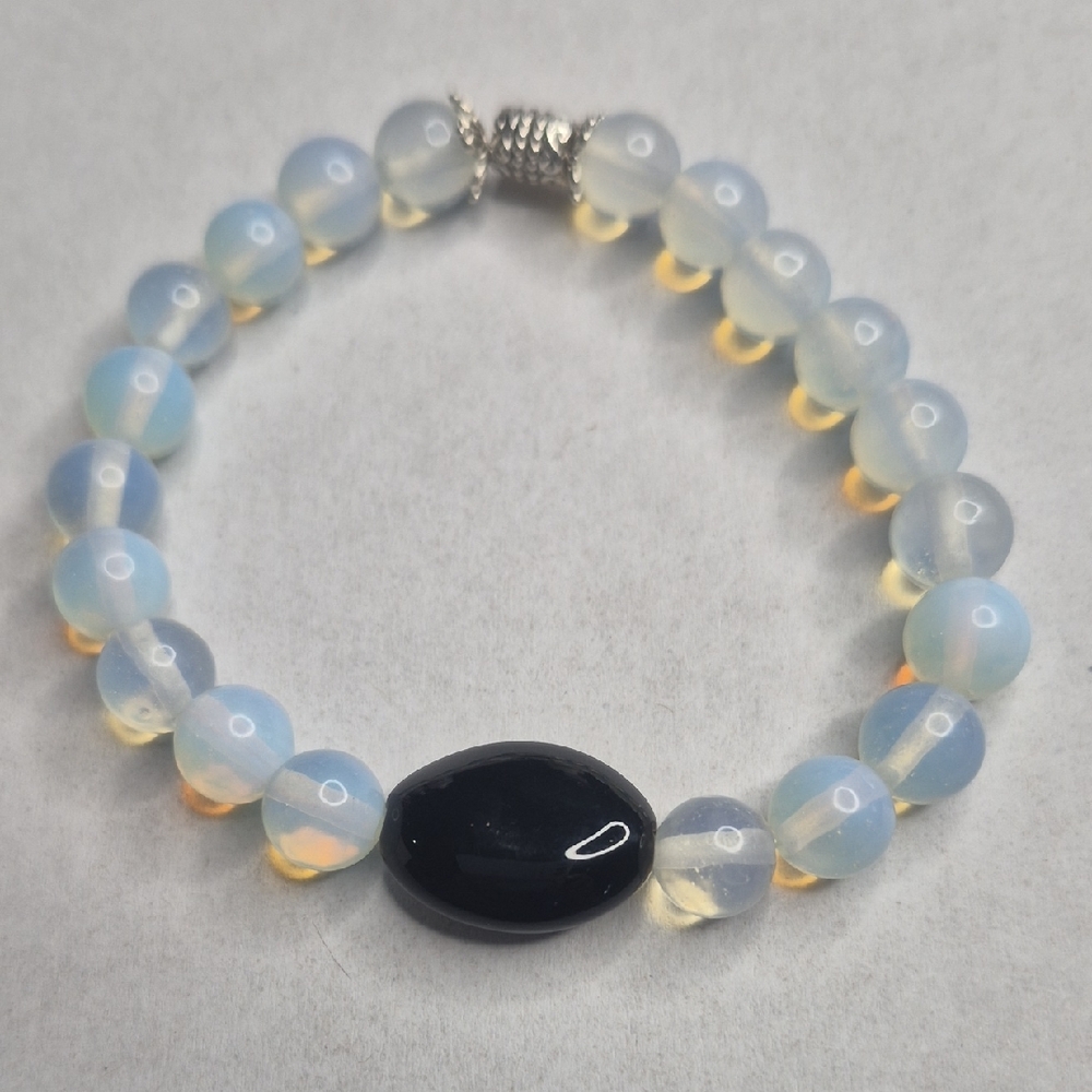 🚨Opalescent and Black Onyx Beaded Strecth Bracelet